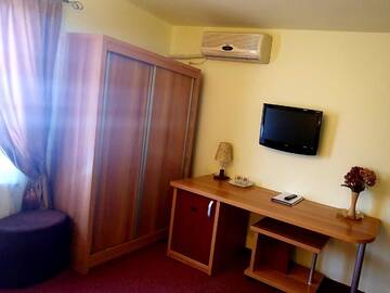 Фото номера Номер Делюкс (для 2 взрослых и 1 ребенка) Мотели MOTEL COOL г. Bărcăneşti 8